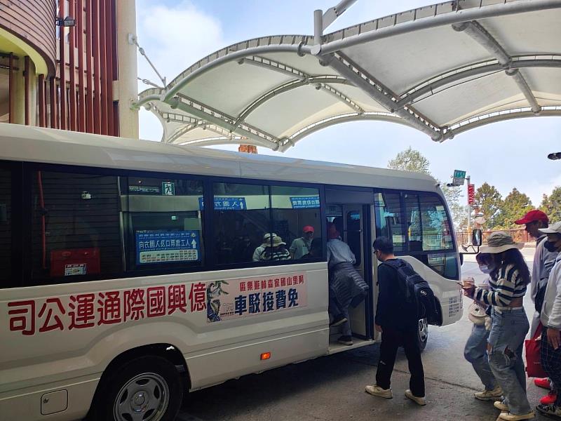 區內停車空間客滿時,遊客可將車輛停放於台18線89-95K,轉搭免費接駁車入園