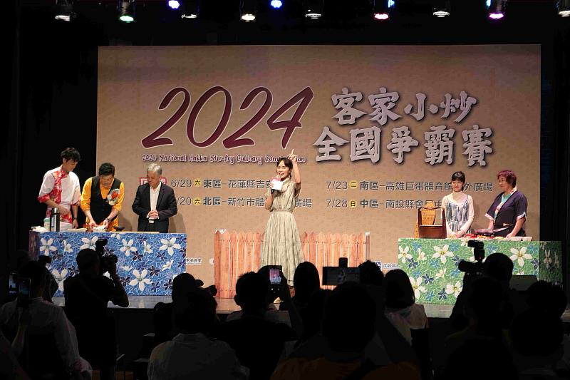 主持人陳明珠為趣味小競賽倒數，傳統組及創意組擺盤客家小炒大比拚