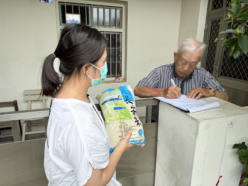 環保局特別購置湖口鄉農會今年外銷日本的在地農產米「長安米」5公斤，贈送給縣內列冊的225位資源回收個體戶，表達關懷之意。
