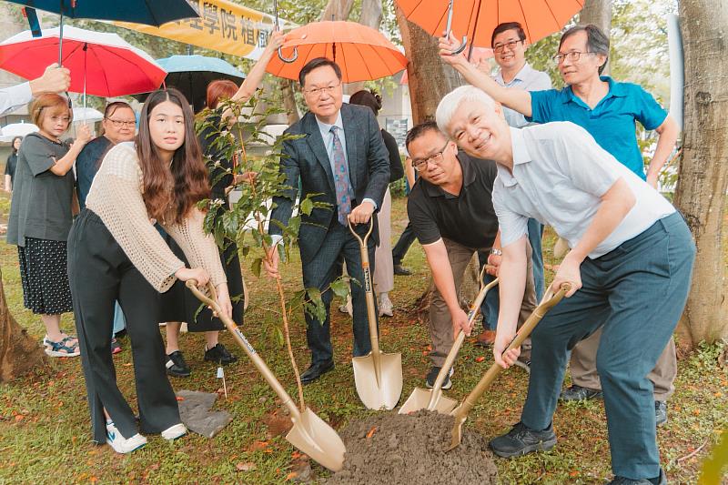 世界環境日元智大學校長廖慶榮與師生共同種咖啡樹