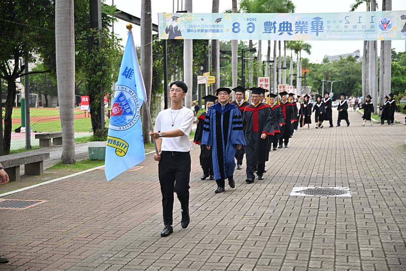 高醫大畢業生在學校首長帶領下進行校園巡禮