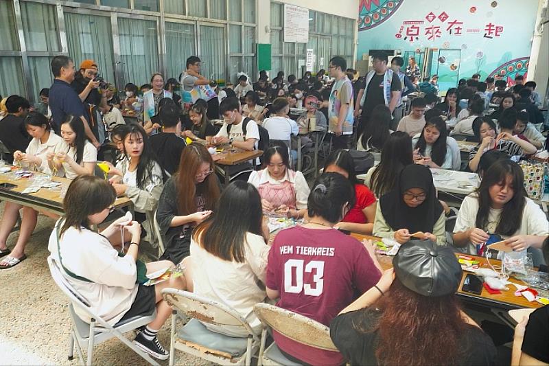 圖／中華大學國際學園舉辦端午節特別活動，吸引近兩百位外籍生參與同樂。