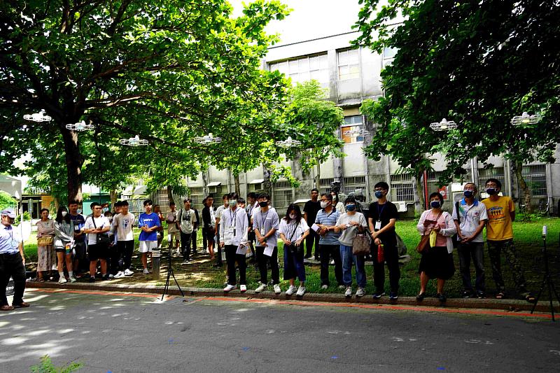 無人機大陣仗群飛的氣勢,令學生及家長眼睛為之一亮。