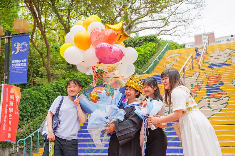 今年朝陽科大畢業校園布置以「芢苒」為主題，吸引不少畢業生在中央步道打卡合影。
