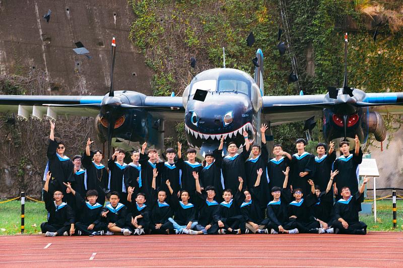 航空人才搶手，朝陽科大航空機械系42位畢業生，均已全數找到工作。