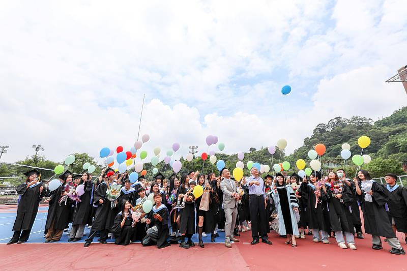 應用英語系百餘位畢業生以「放手‧飛」為主題，空飄氣球祝福彼此，留下朝陽美麗的記憶。