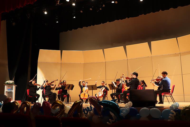 由小提琴首席林佳霖領軍，對位室內樂團受邀擔綱高科大藝術季壓軸場演出團體，昨(7)日在楠梓校區為畢業生送上畢業前的音樂會。