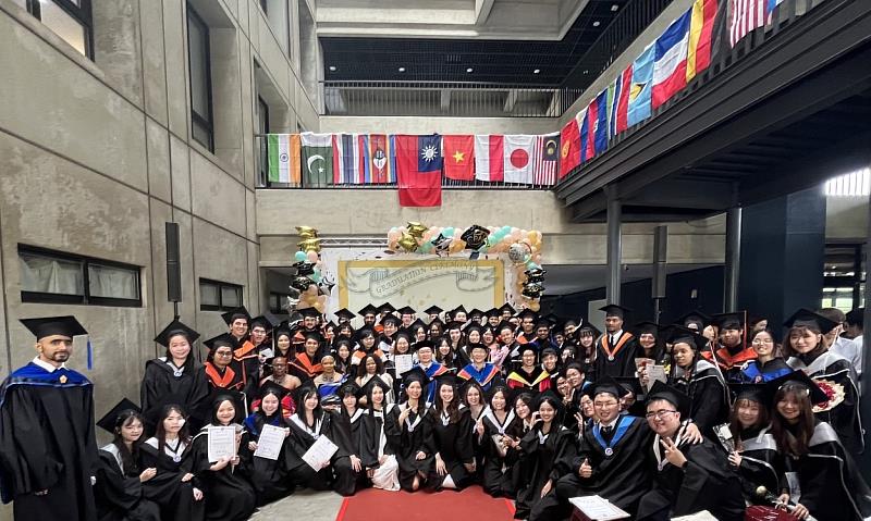 今年約有120名外籍生畢業，史瓦帝尼大使館也派員參加外籍生畢業典禮