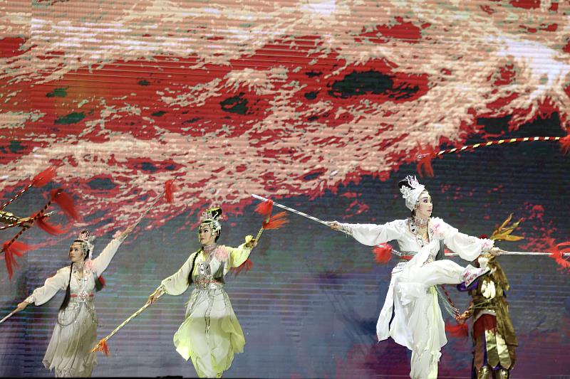 孫翠鳳與女兒陳昭婷、陳昭賢飾演不同時期的白素貞，當母女3人同台，瞬間讓全場掌聲雷動。