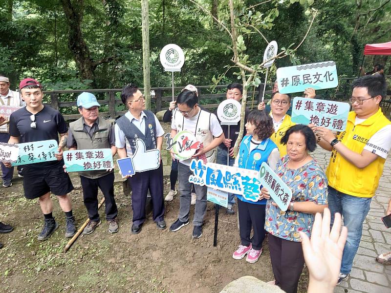 五峰鄉公所則號召公益團體300位志工參與一樹一山活動