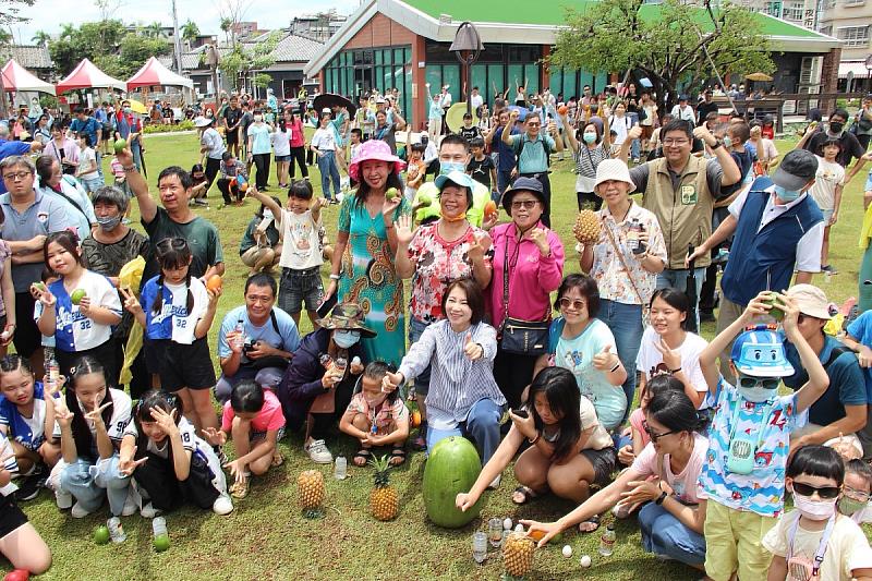 縣府邀集800人於正午12點一起立水果及立蛋