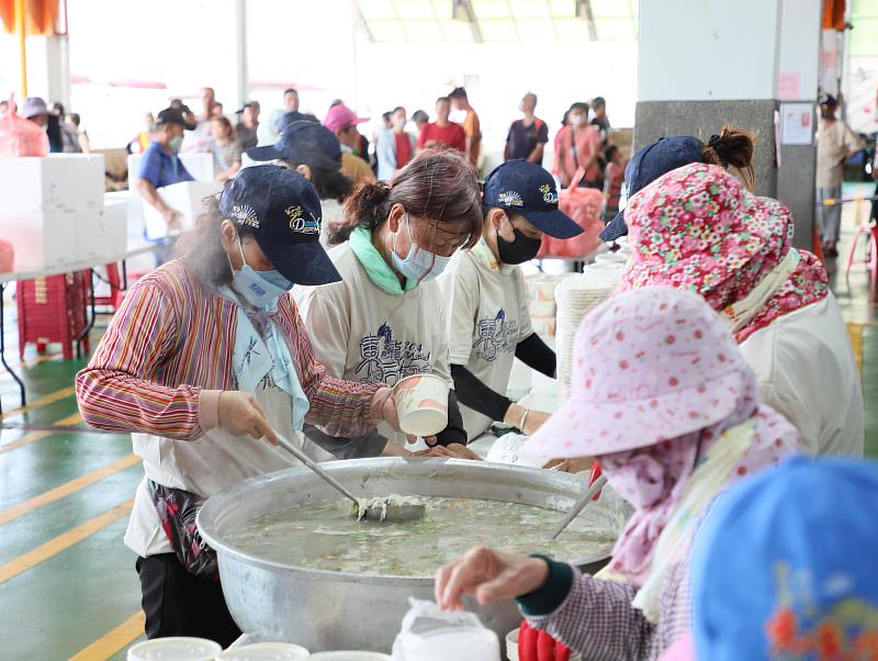 歡慶端午節！嘉義縣龍舟競賽提供近萬份蚵仔粥供遊客享用