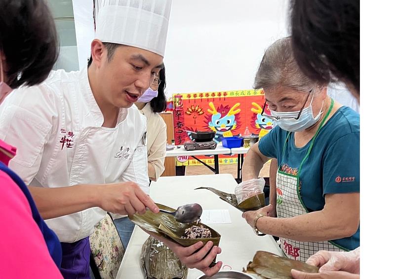 端午美食列車開入東勢泰昌社區,主廚教作養生粽。