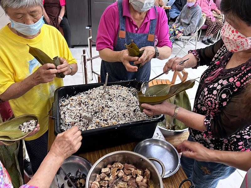 薑黃麻油雞粽及五穀雜糧鮮肉粽食材創新健康，吸引不少東勢上城社區長輩前來參加。