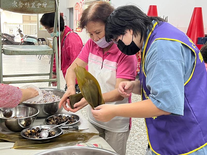 朝陽科大休閒事業管理系學生學習長輩包粽的技巧，傳承端午飲食文化，促進青銀共學。