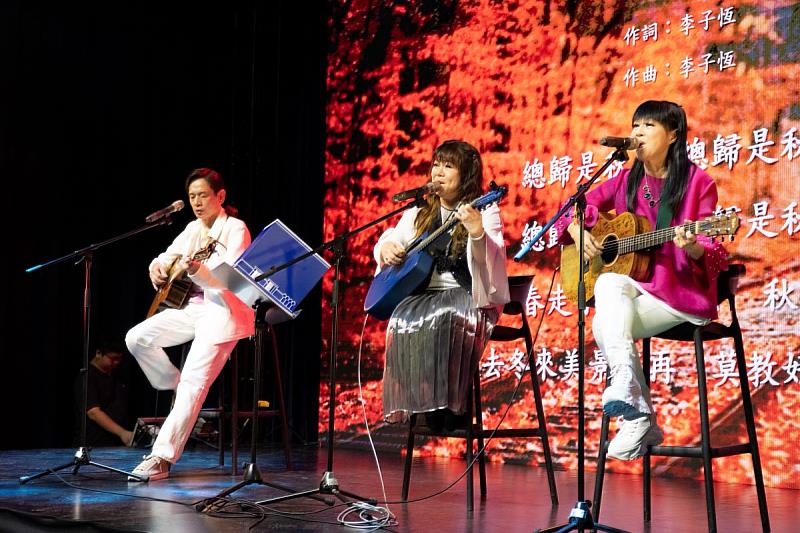 殷正洋、南方二重唱三人同台深情演唱。
