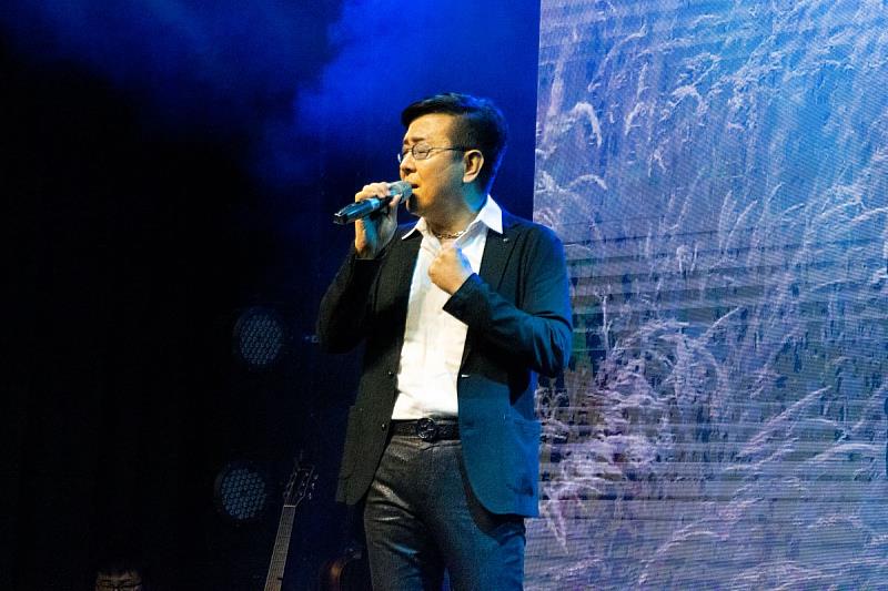 主持人陳偉民開場演唱「季節雨」。