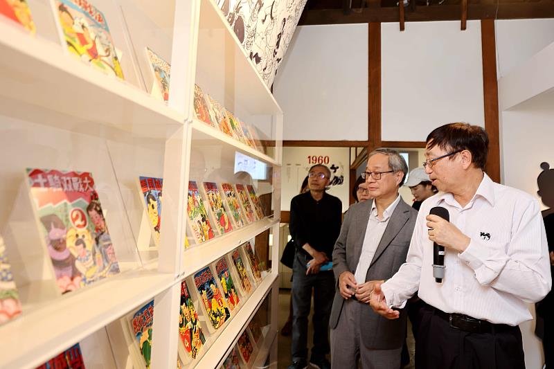 文化部長李遠（右2）在葉宏甲之子葉佳龍（右1）導覽下參觀《諸葛四郎100》漫畫展，展出葉宏甲百件文物、手稿等，可近距離欣賞漫畫家筆下的線條、色彩和創意。