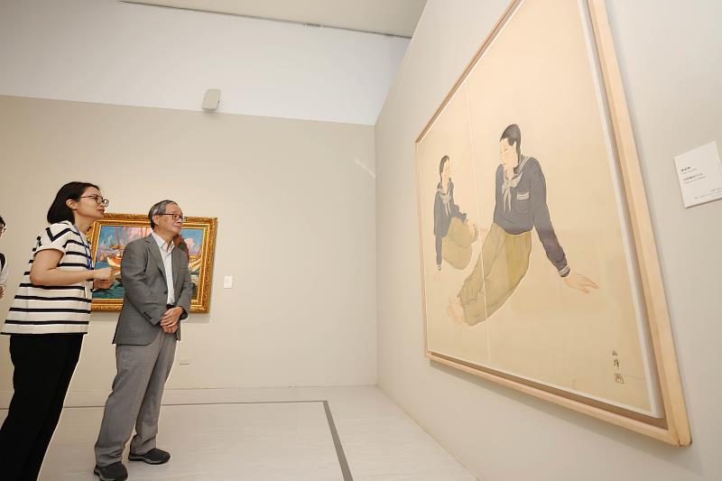 文化部長李遠（左2）參觀「致未來的美術史」展覽，欣賞前輩藝術家陳敬輝作品〈穿制服的少女〉。