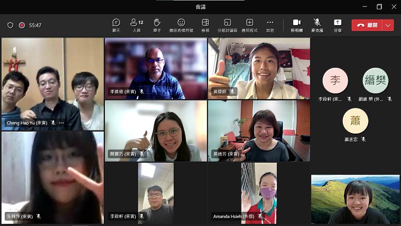 線上會談與會人員，右上穿白衣者為黃婕晅同學。