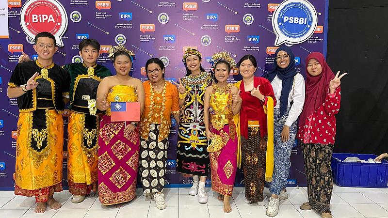 東南亞學系張嘉軒參與印尼國立瑪琅大學傳統舞蹈表演，與表演團隊合影。