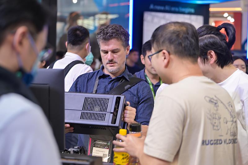 COMPUTEX2024廠商展示最新科技商品，吸引眾多觀展人潮。(貿協提供)