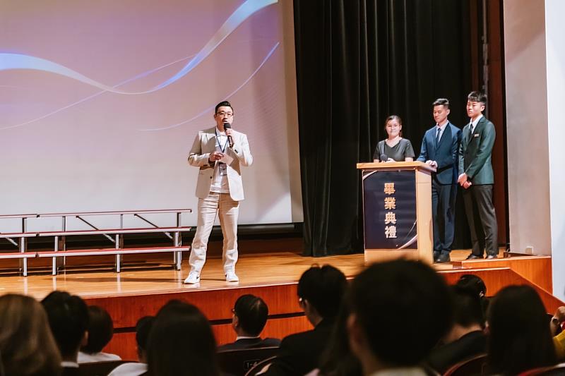 開平餐飲畢業典禮校友王輔立主廚致詞金句頻發，引發台下笑聲與掌聲不斷。開平餐飲學校/提供