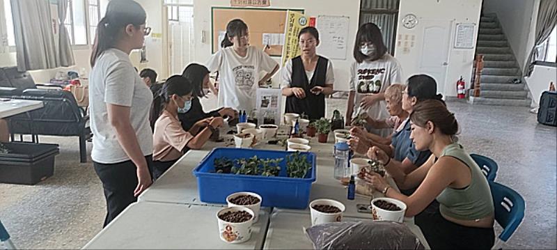 民眾參加植物微景觀生態瓶體驗