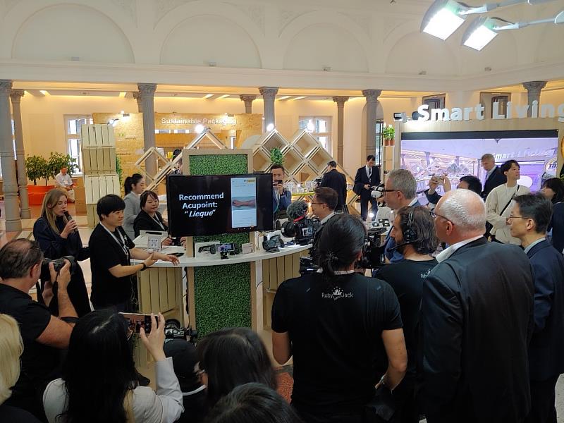 台灣經貿網前進歐洲臺灣形象展設置「智慧生活館」，展覽首日即吸引眾多媒體及人潮。(貿協提供)