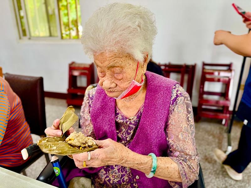 雲林縣元長鄉鹿北社區104歲阿嬤，對養生雜糧粽讚不絕口。