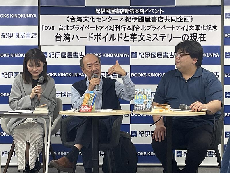 臺灣作家紀蔚然（中）與日本作家阿津川辰海（右）在座談會對談，並分享寫作的契機及創作的酸甜苦辣。