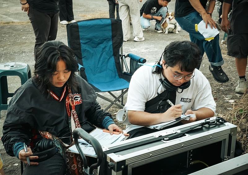 何舒閔(左)在畢製《天色斑斕的那一天》同時擔任導演與編劇