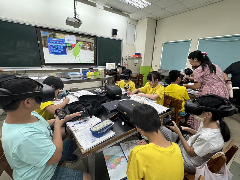 陽光國小學生運用VR虛擬實境進行沉浸式學習。