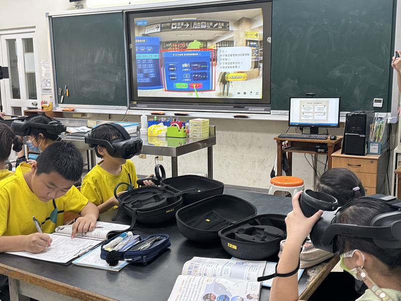 陽光國小學生運用VR虛擬實境進行沉浸式學習。