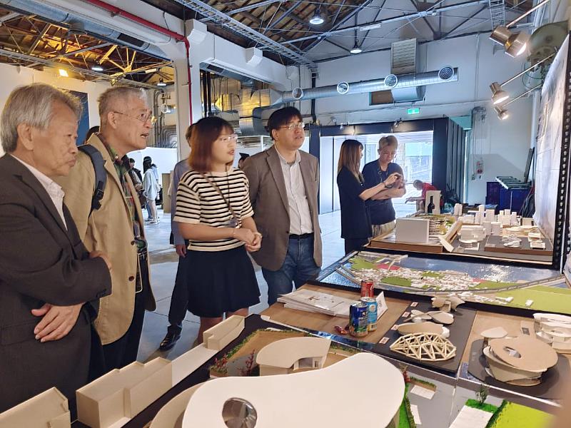 南華大學建築學系舉辦畢展，高俊雄校長(左2)與葉宗和院長(左1)參觀展覽親臨勉勵，聽取同學們的介紹，對大家的作品給予高度肯定。
