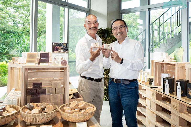 侯市長(右)與創辦人江榮原先生(左)於品牌體驗商店留下合影。