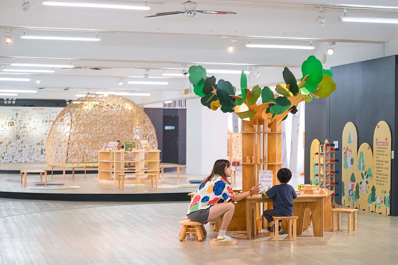 「龍龍好!共融玩聚列車特展」，一個工藝共融共創的兒童小天地，即日起於工藝中心生活工藝館四樓展出。