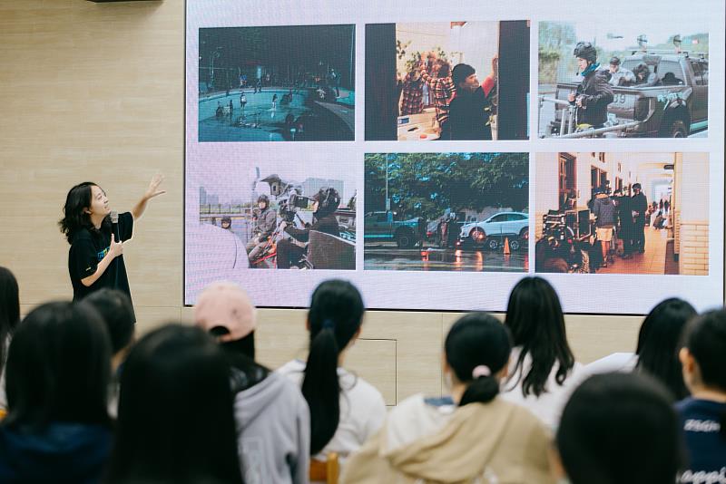 王彥蘋導演與學妹們分享了在中山女高的拍攝花絮，並交流關於影視工作的職涯選擇，氣氛熱絡。