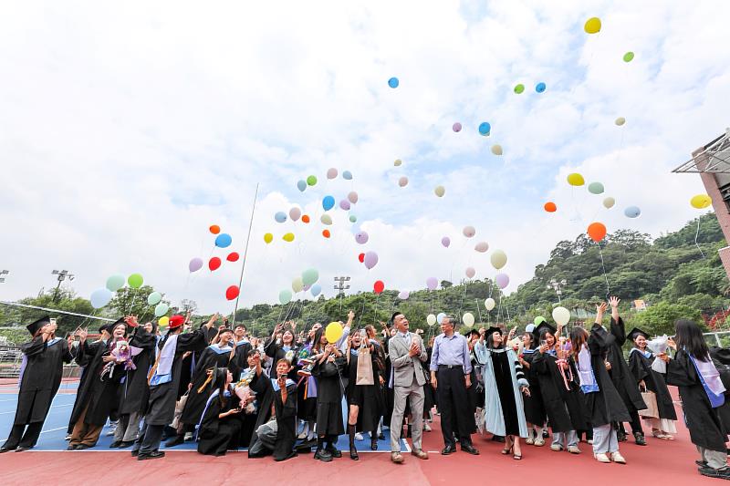 朝陽科大應用英語系百餘位畢業生，空飄氣球祝福彼此。