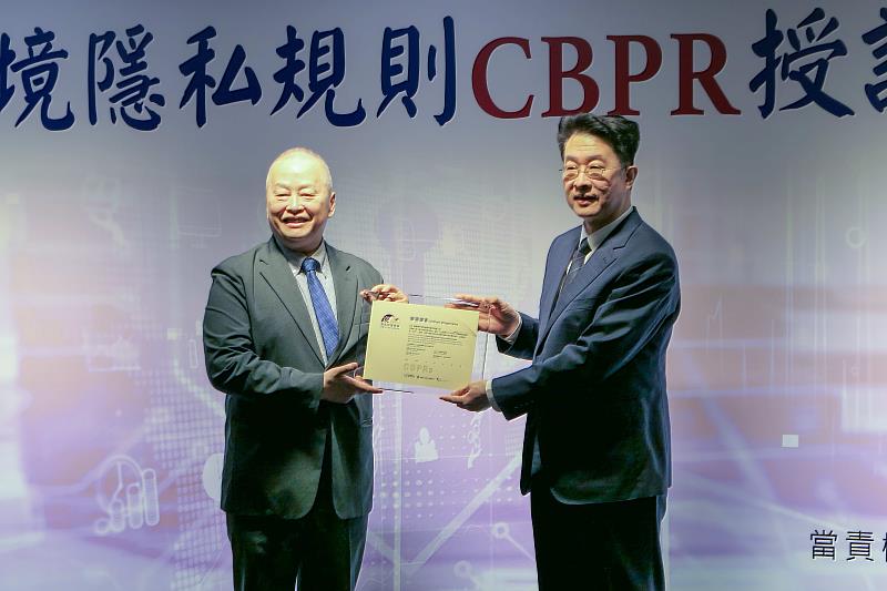 臺灣集保結算所係臺灣首家取得CBPR及TPIPAS雙驗證的企業，於6月7日由資策會卓政宏執行長（左）親自授證給TDCC陳德鄉總經理（右）。