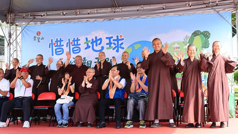 透過舉辦環保市集，向大眾推廣素食、減碳等九大生活主張，在生活中輕鬆落實「靈性生態」理念。（靈鷲山佛教教團提供）