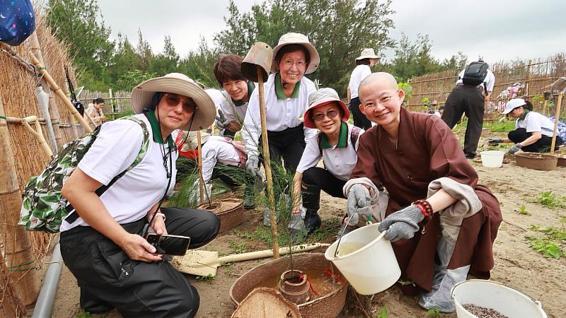 靈鷲山常住法師與信眾參與竹北新月沙灣植樹活動，用行動守護海岸線生態，也為地球種下希望。（靈鷲山佛教教團提供）