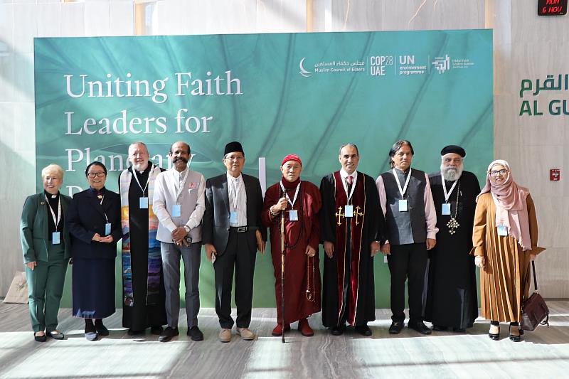 心道法師（右五）參加宗教領袖高峰會，與各宗教領袖好友交流「靈性覺醒」的理念與推廣。（靈鷲山佛教教團提供）