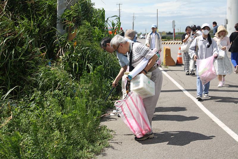 育達科大接待家庭師生參與淨山活動