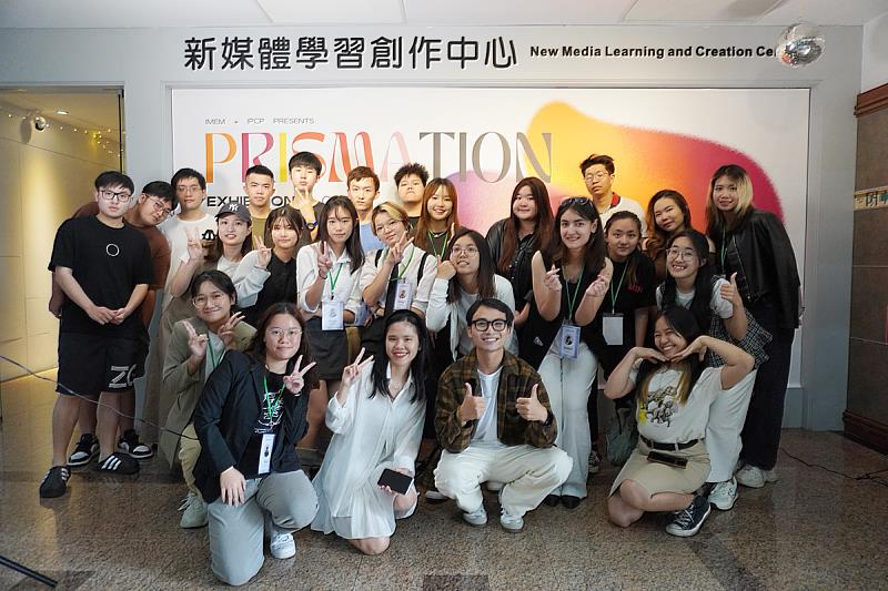 義守大學傳娛系 “Prismation棱鏡”畢業成果展，推出原創展覽、音樂視頻製作、短片、密室逃脫遊戲、雜誌和研究討論等獨具特色的成果作品(照片來源：義守大學)。