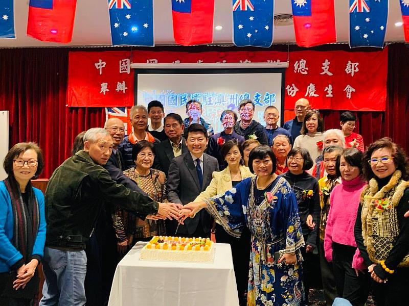 吳正偉處長夫婦與國民黨駐澳總支部幹部切蛋糕為壽星慶生