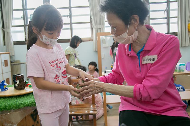 大小朋友一起完成包粽子