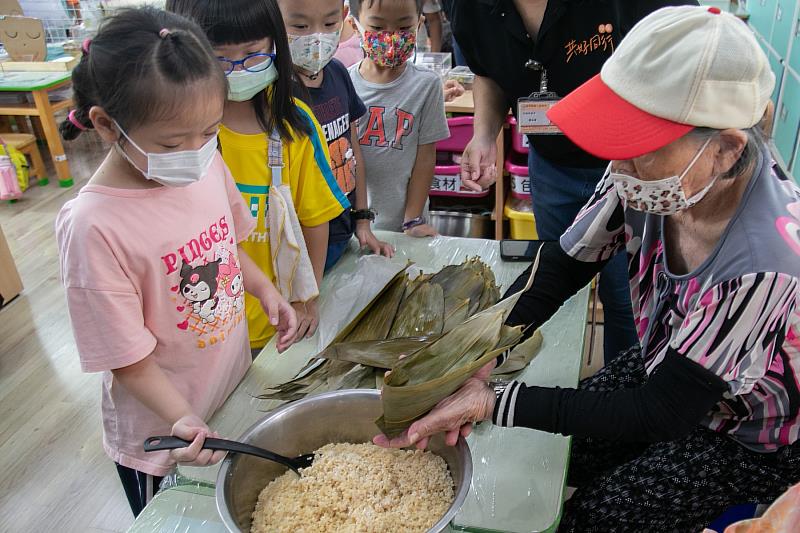 孩子們當起小幫手與長輩包肉粽