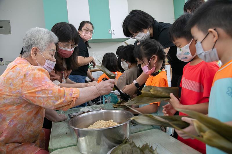 中華非營利幼兒園X台中耆福社區式長照機構X台中頤福社區式長照機構老幼共學端午活動