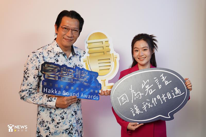 金鐘女星楊小黎（右）與知名主播徐展元（左）一同為第3屆「客聲獎」拍攝宣傳影片。